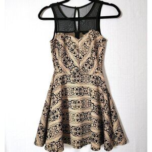 Trixxi Clothing Company Womens Mini Dress Sz S Sleeveless Beige & Black Holiday